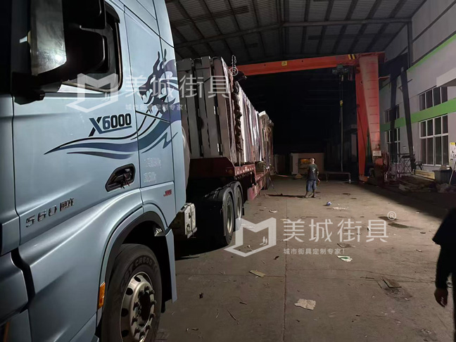 江蘇美城街具為新疆定制公交候車亭第五車發貨案例